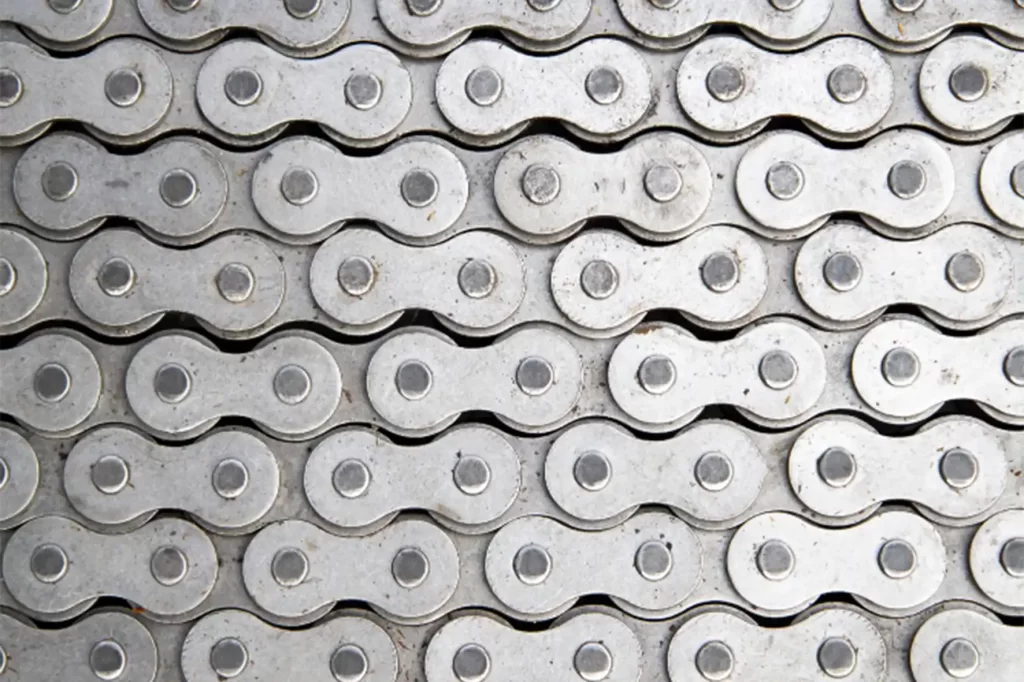 How does a conveyor chain work 